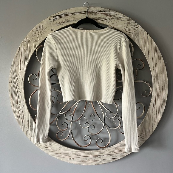 Brandy Melville sweater - Picture 4 of 8